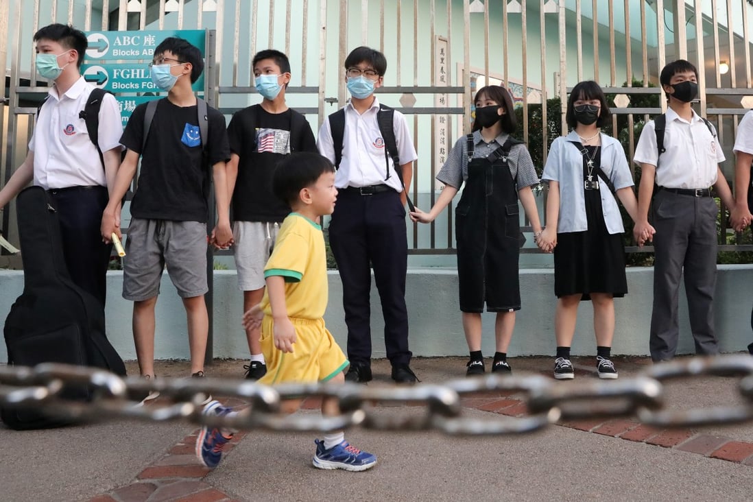 Secondary school students form a human chain in Tsuen Wan. Photo: K.Y. Cheng