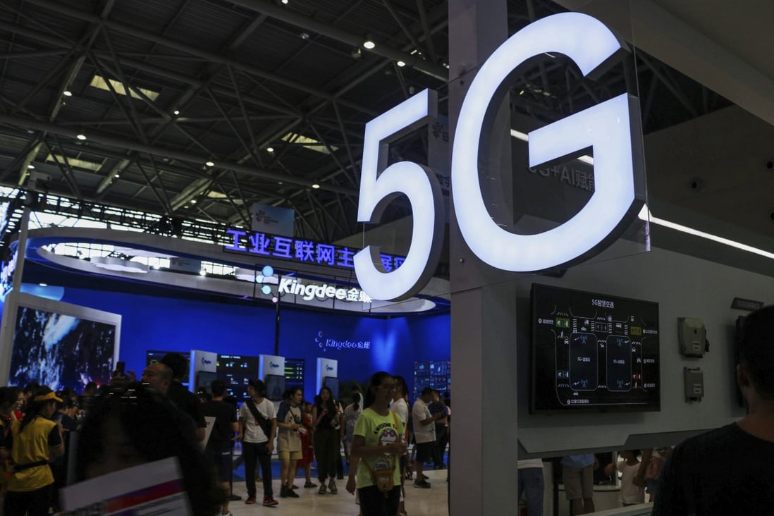 Visitors tour an exhibitor booth with a 5G on display at the Smart China Expo in southwest China's Chongqing Municipality, 2019. Photo: AP