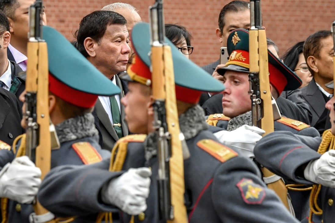 Philippine President Rodrigo Duterte attends a wreath-laying ceremony at the Tomb of the Unknown Soldier during his visit to Moscow, Russia. Photo: Reuters