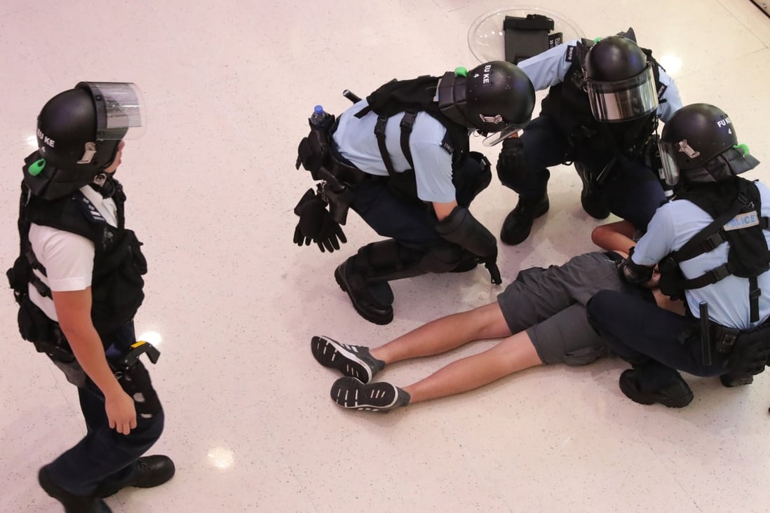 Police with a suspect at Amoy Plaza in Kowloon Bay. Photo: Edmond So