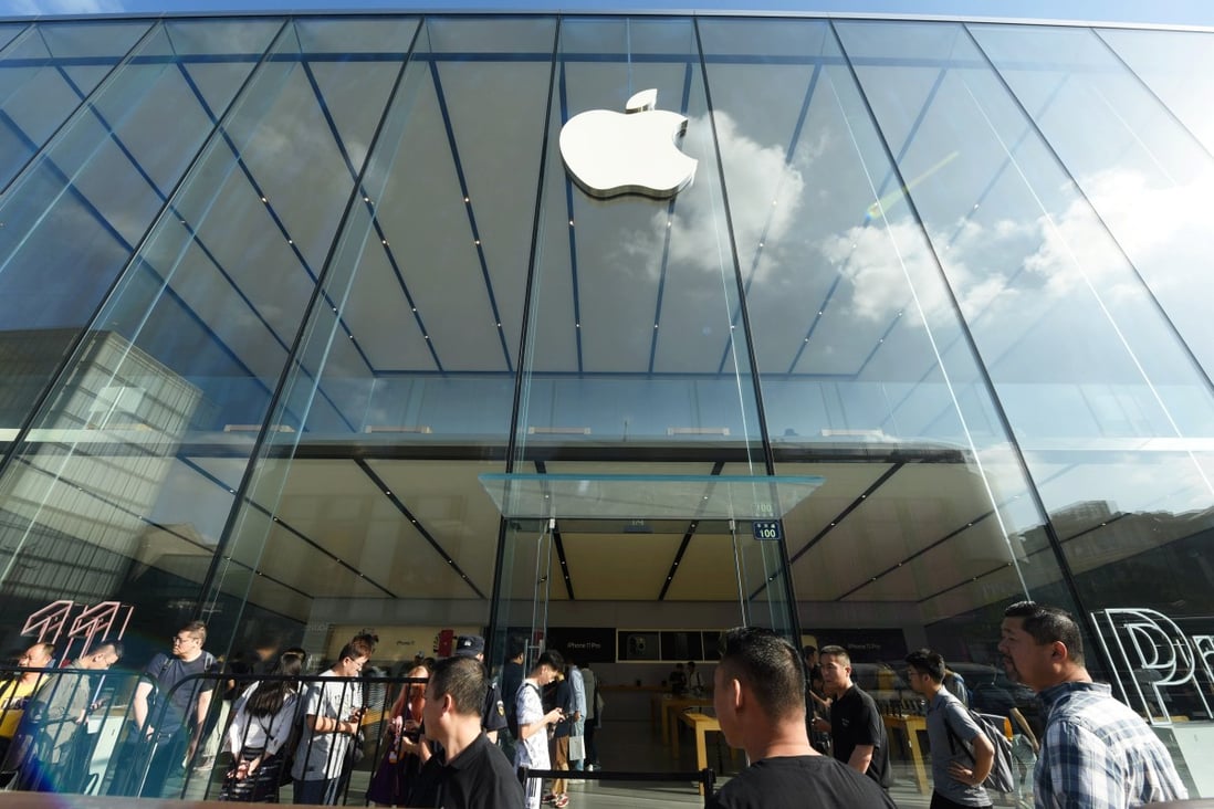 People queue outside an Apple store in Hangzhou, Zhejiang province, China September 20, 2019. Photo: Reuters