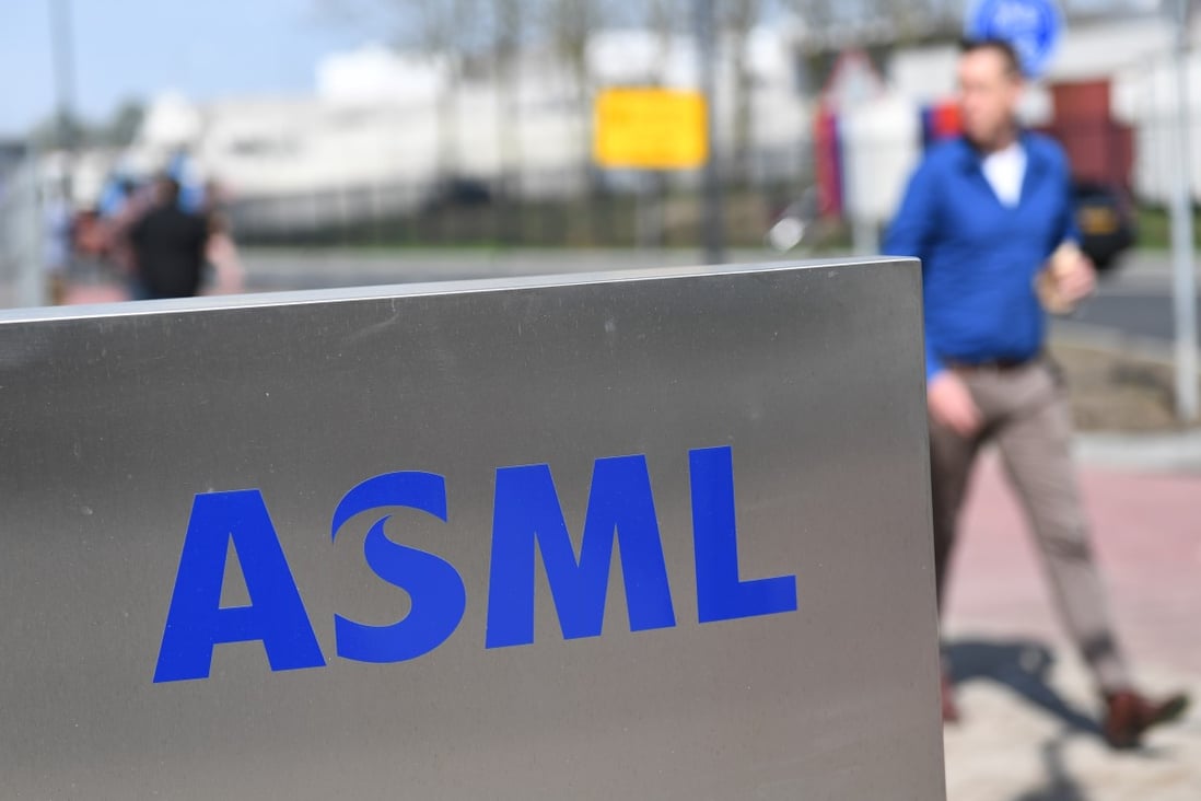 An employee walks past an ASML logo, a Dutch company which is currently the largest supplier in the world of semiconductor manufacturing machines via photolithography systems in Veldhoven on April 17, 2018. Photo: AFP