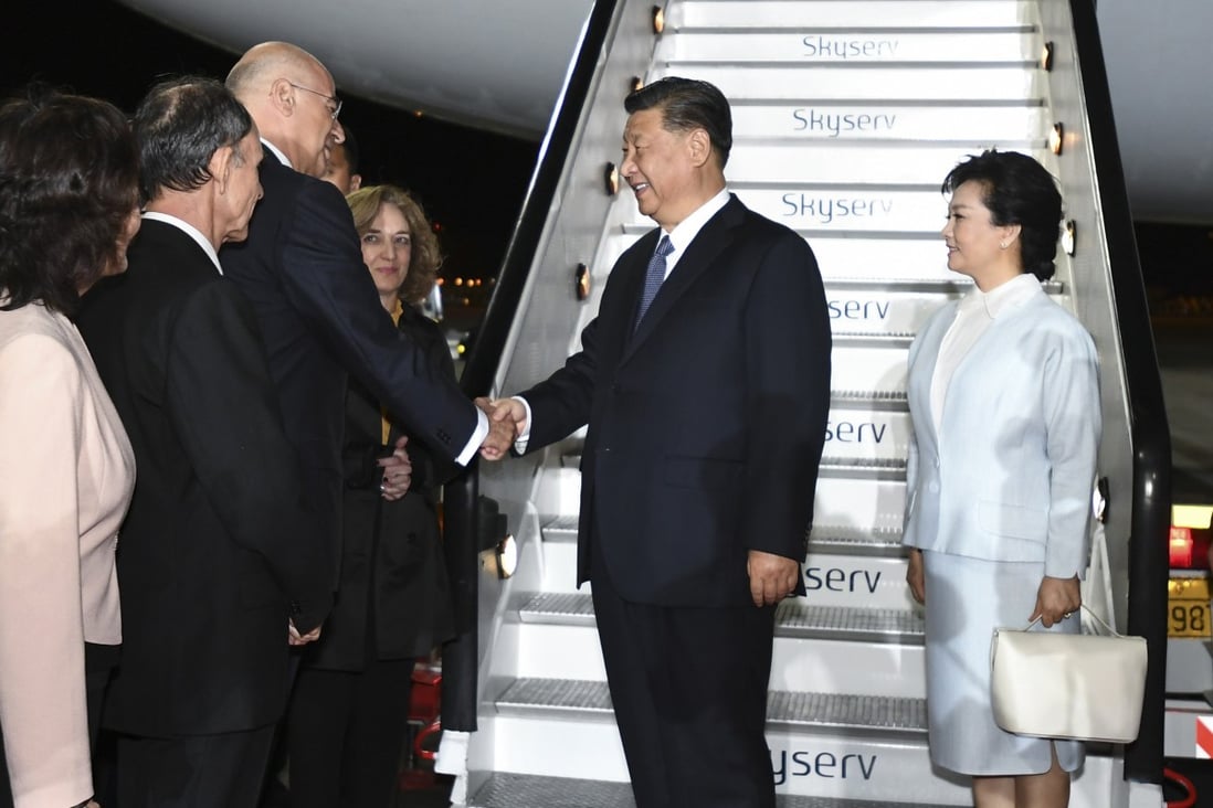 Chinese President Xi Jinping and his wife, Peng Liyuan, are greeted by senior Greek officials upon their arrival at the airport in Athens, Greece, on Sunday. Photo: Xinhua