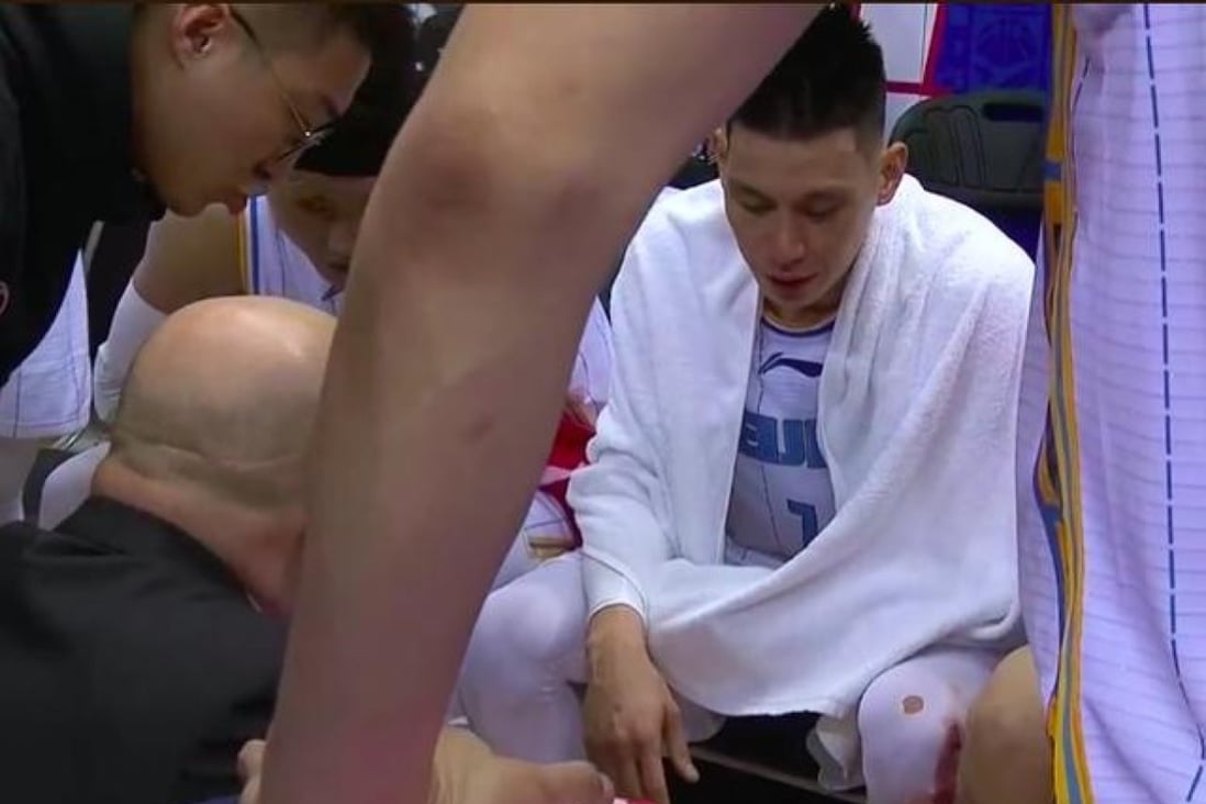 Blood seeps through his kit as Beijing Ducks’ Jeremy Lin takes a rest against Tianjin Pioneers. Photo: Sina Sports