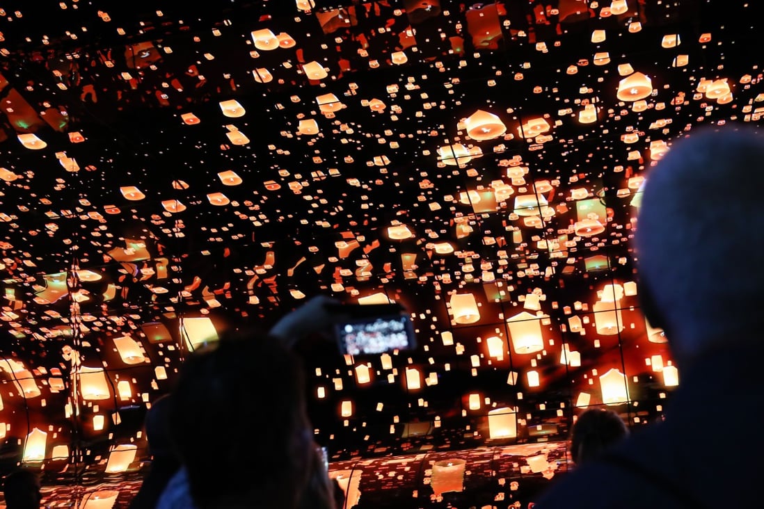 Visitors watch OLED television during the 2019 IFA fair in Berlin, Germany, Sept. 6, 2019. Photo: Xinhua