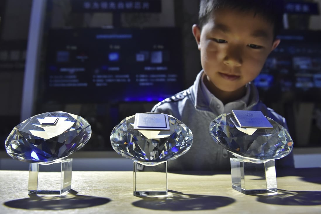 A child looks at the chips designed for 5G mobile base stations by Huawei Technologies on display at the China International Big Data Industry Expo 2019 in Guiyang, in southwest China's Guizhou province, on May 27. Photo: AP