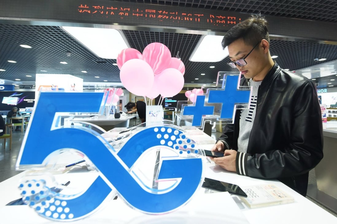 A Chinese customer tries out the 5G services at a branch of China Mobile in Hangzhou, Zhejiang Province, Oct. 31, 2019. Photo: EPA-EFE