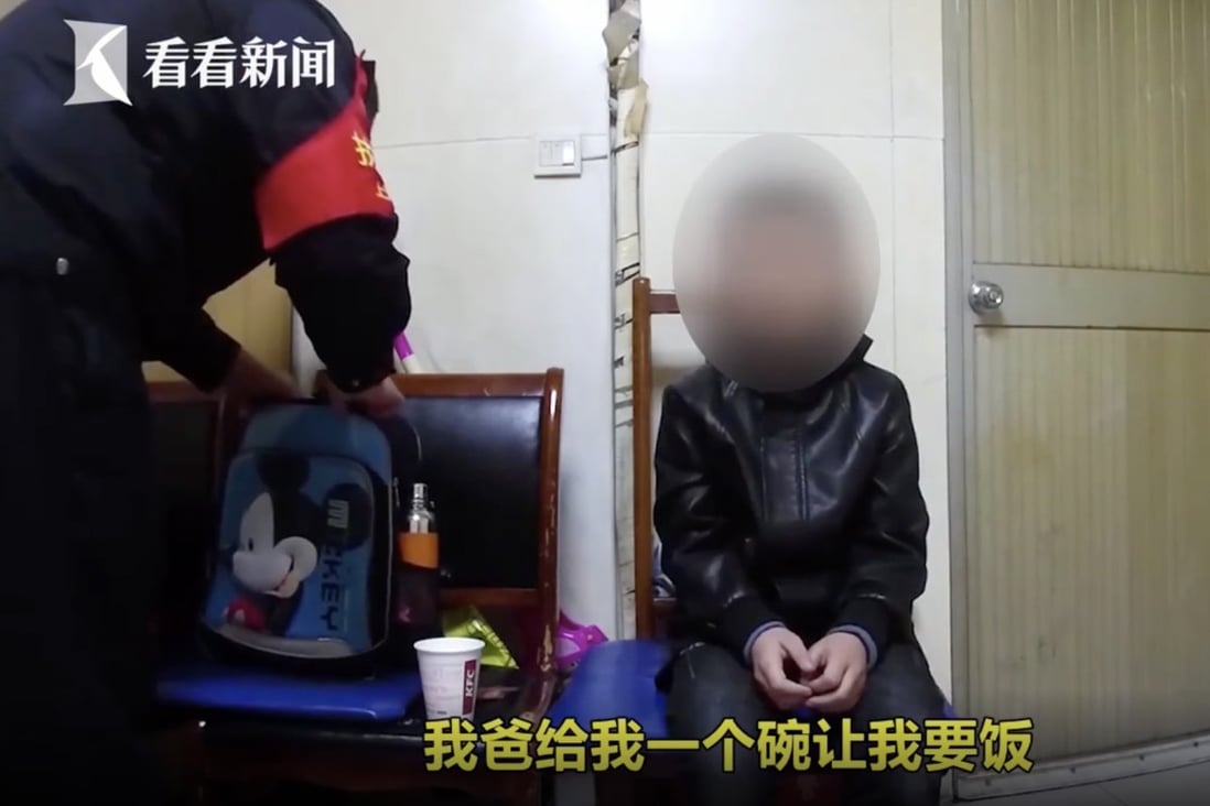 Police who found the 10-year-old boy begging at Shanghai railway station say his father set a poor example. Photo: Miaopai