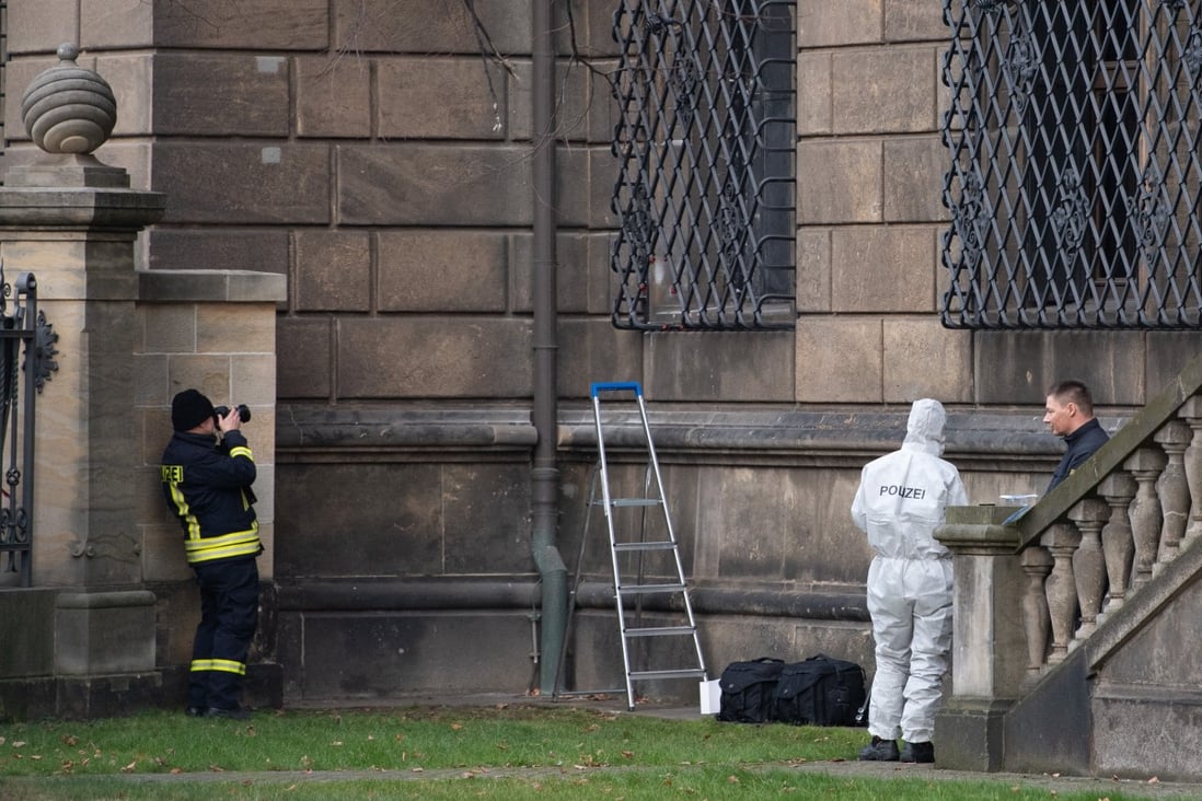 Police investigate near the damaged window lattice at the Green Vault at Dresden Castle in November. Photo: dpa