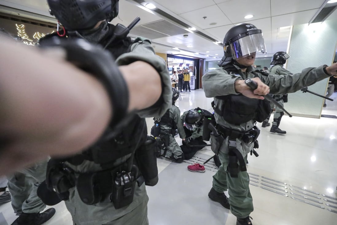 Riot police make an arrest at the Telford Plaza shopping centre in Kowloon Bay. Photo: Edmond So
