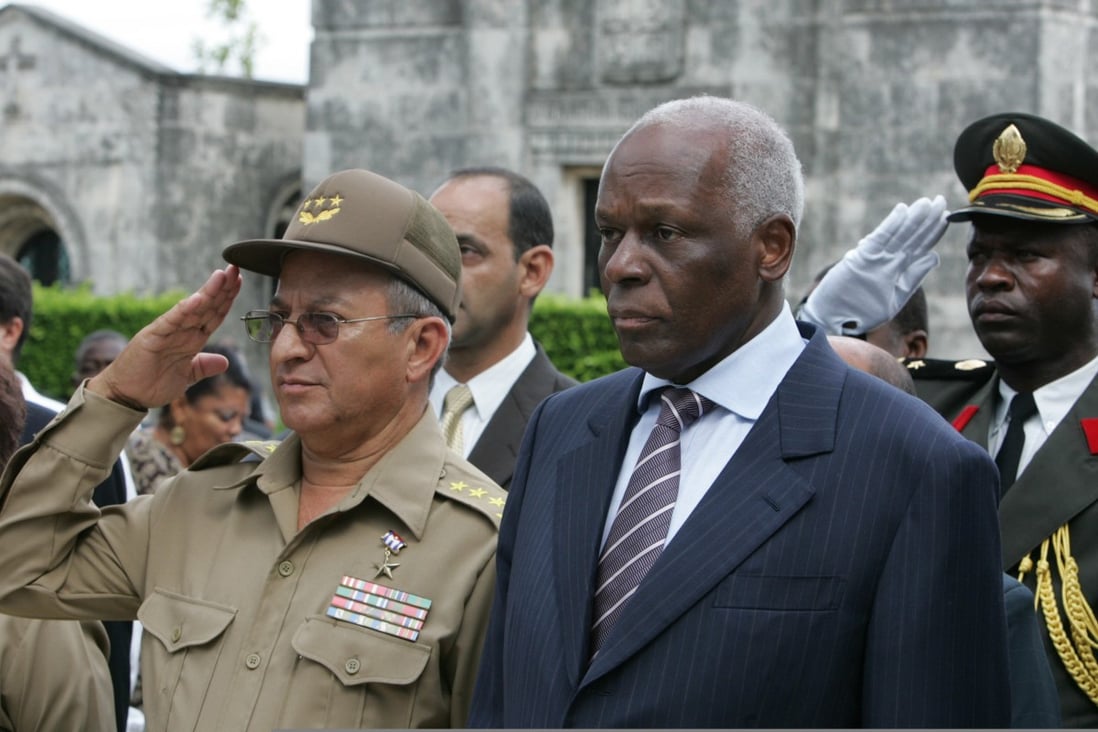 Angolan president Jose Eduardo dos Santos (R) and Cuban Army Corps general Leopoldo Cintra Frias (L) take part in a ceremony held at Colon cemetery in Havana. Photo: AFP