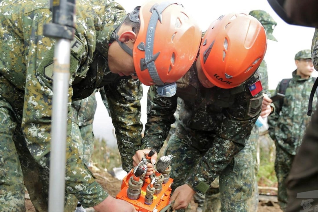 Taiwanese soldiers retrieve the black box from the Black Hawk helicopter which crashed killing eight military officers including chief of staff Shen Yi-ming. Photo: EPA-EFE