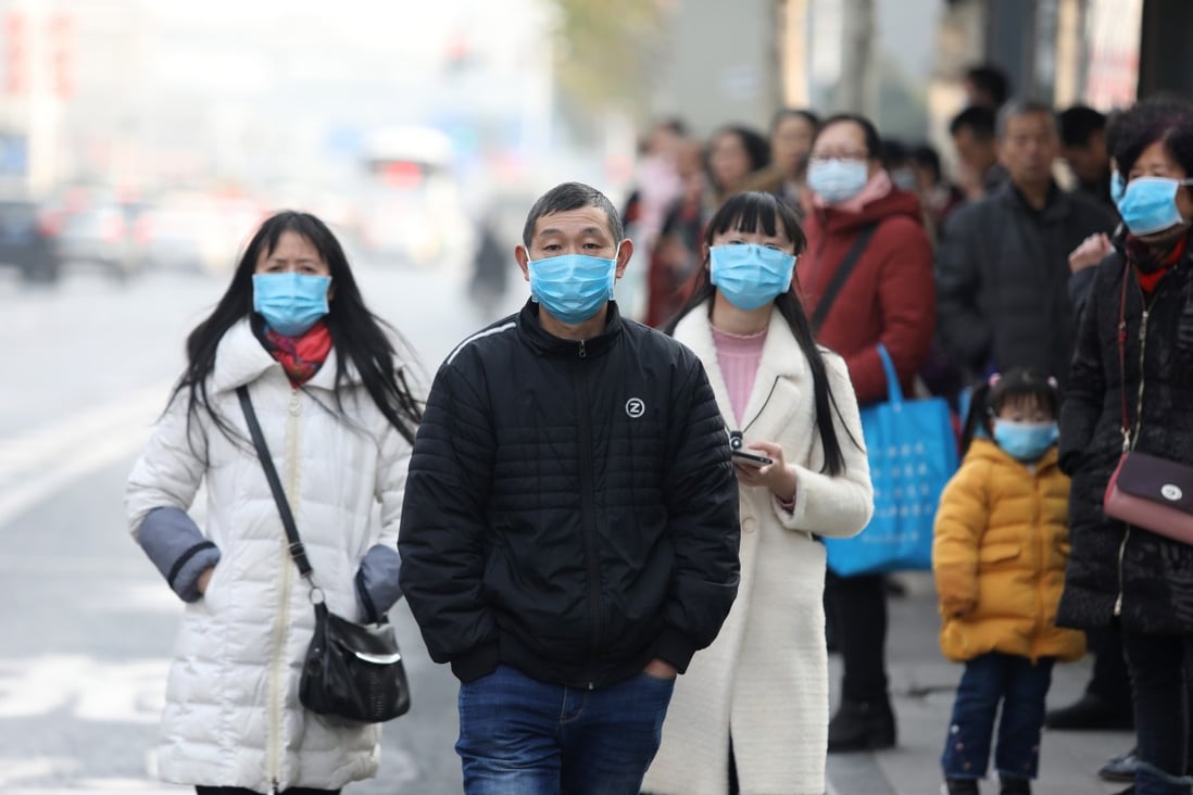 Chinese residents wear masks while waiting at a bus station near the closed Huanan Seafood Wholesale Market, which has been linked to cases of a new strain of coronavirus identified as the cause of the pneumonia outbreak in Wuhan on 20 January 2020. Photo: EPA-EFE