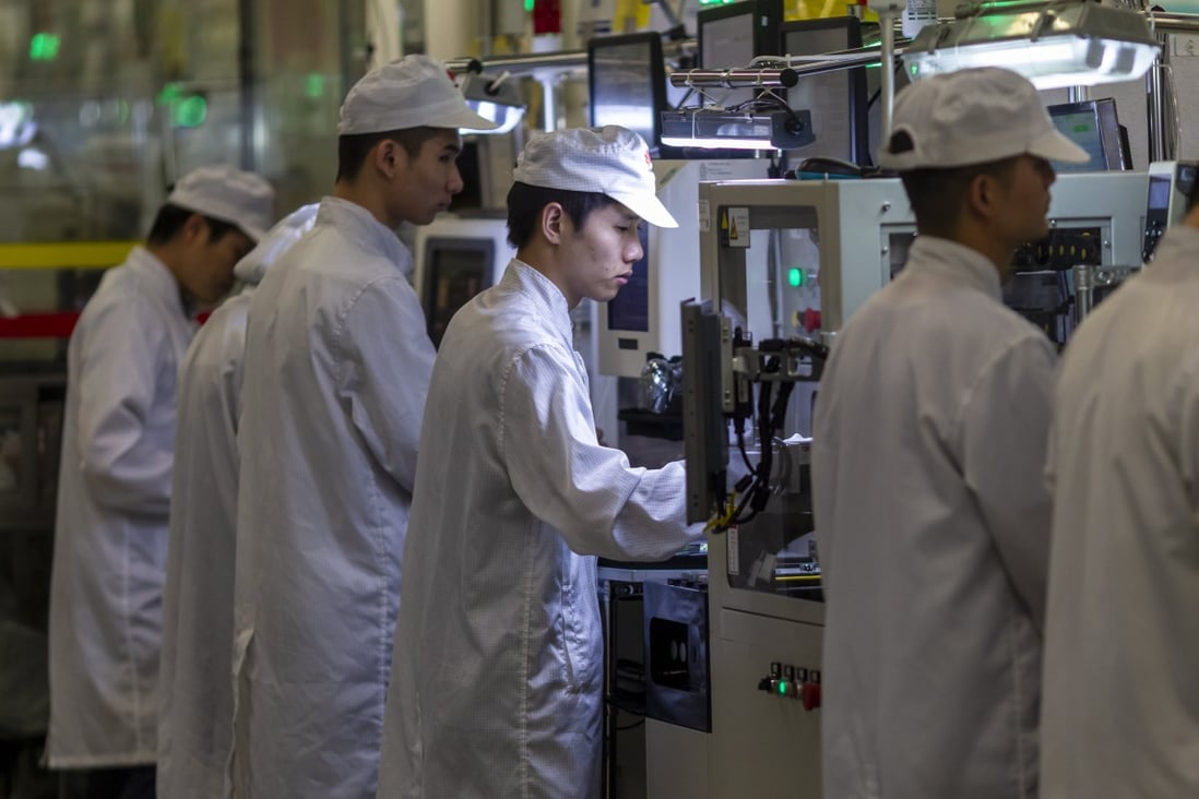 Men work at an assembly line in a factory of telecoms giant Huawei in Dongguan, Guangdong province, China, 2019. Photo: EPA-EFE