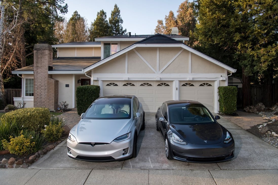 Tesla’s Model X and Model 3 cars parked in the driveway of a home with a Tesla Solar Roof in San Ramon, California, on Saturday, February 8, 2020. Photo: Bloomberg