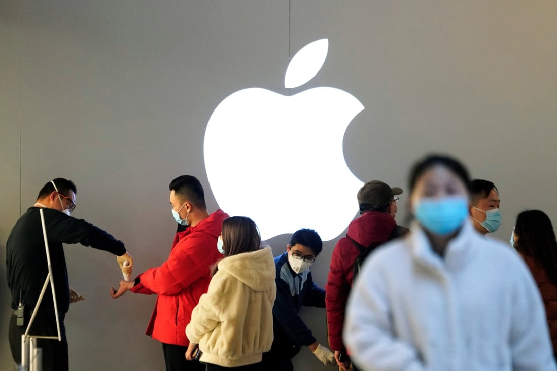 People wearing protective masks outside an Apple Store in Shanghai, China, February 21, 2020. Photo: Reuters