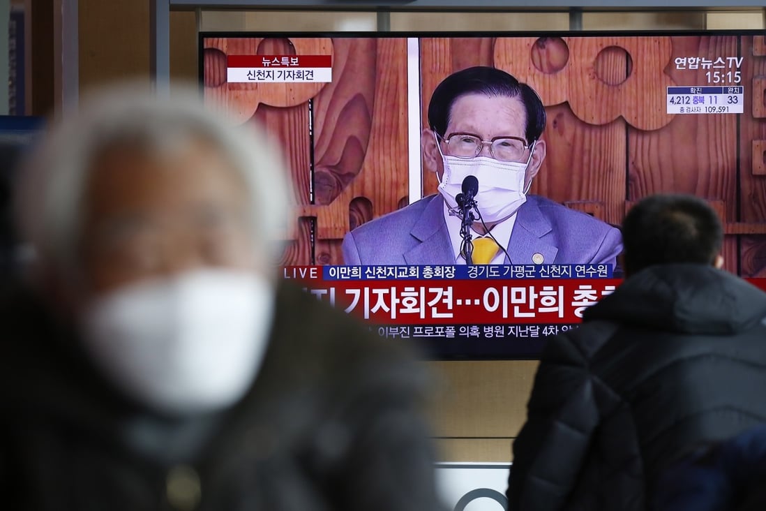 South Korean people watch a news broadcast of Lee Man-hee, the founder and leader of the Shincheonji sect, on Monday. Photo: EPA-EFE