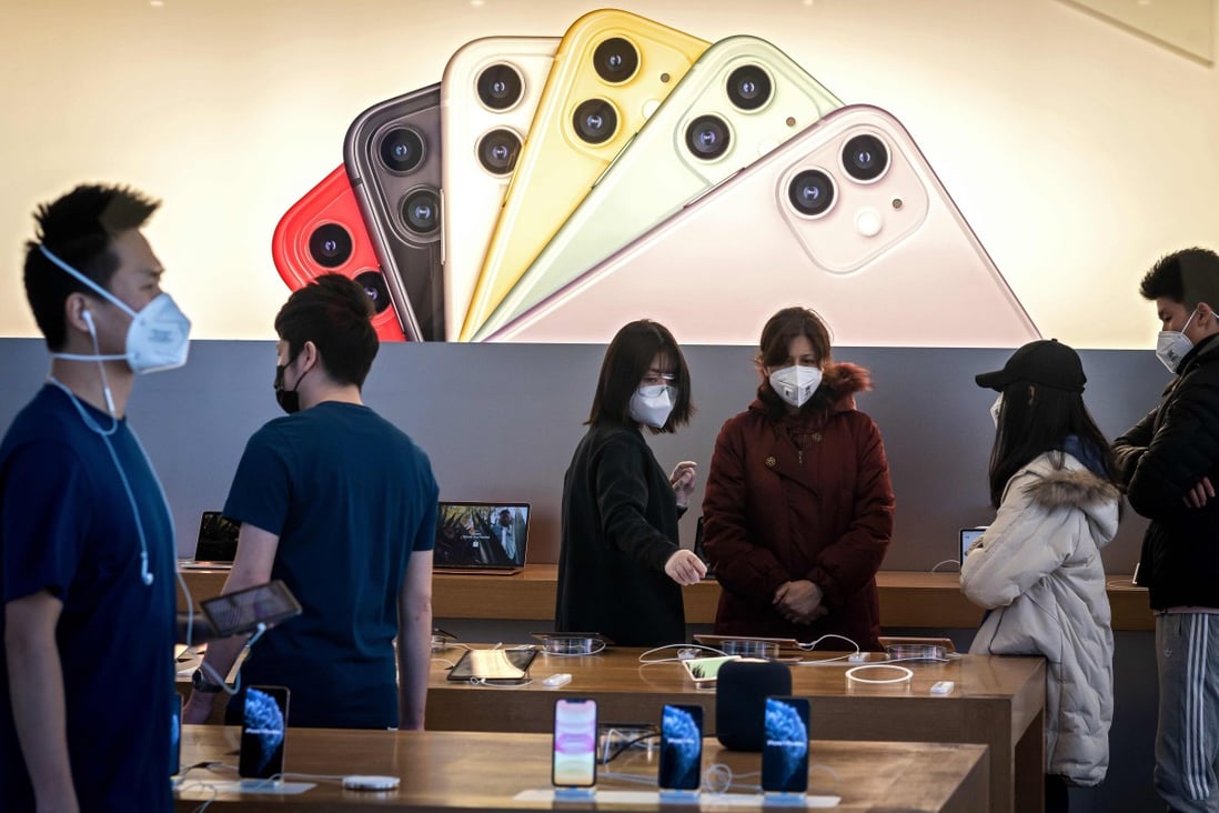 Apple staff and customers wearing face masks are seen at an Apple Store in Beijing on February 22. Photo: Agence France-Presse