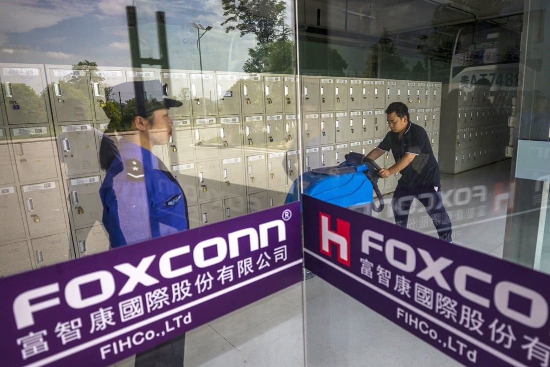 A security guard stands at front doors of Foxconn factory in Guiyang, Guizhou Province, China, 28 May 2018. Photo: EPA-EFE