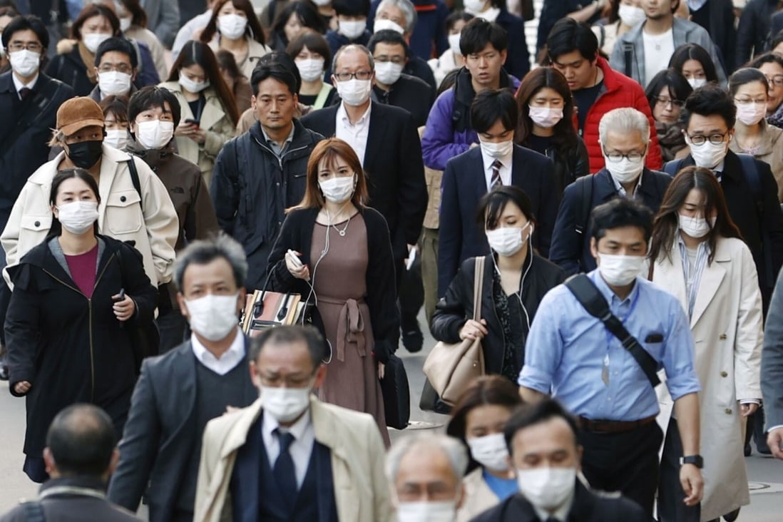 People wear masks in Tokyo's Shinjuku area on April 2, 2020, amid the spread of the new coronavirus. Photo: Kyodo