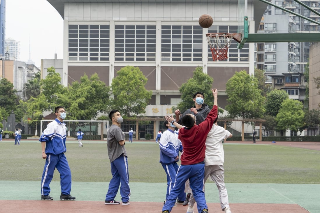 Students play basketball at the middle school attached to Sichuan University, southwest China's Sichuan province on April 1, 2020. Photo: Xinhua