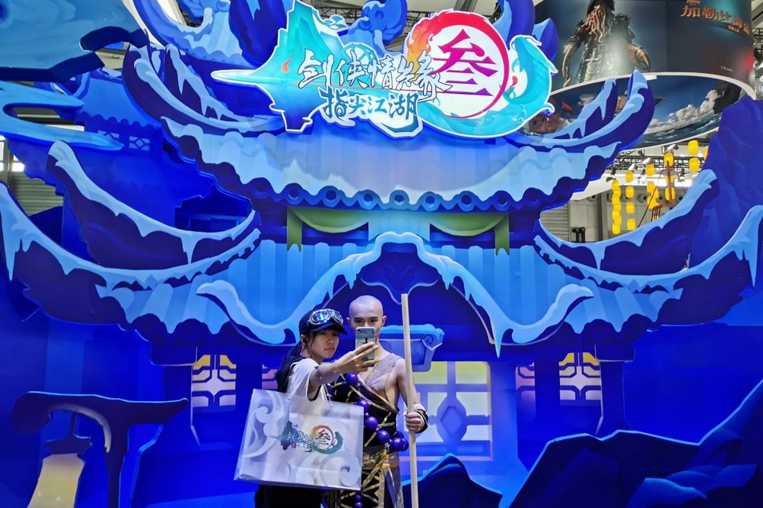 A woman takes a picture with a cosplayer at a booth of "Eastward Legend: the Empyrean" by Tencent Games during ChinaJoy, in Shanghai, China August 2, 2019. Photo: Reuters