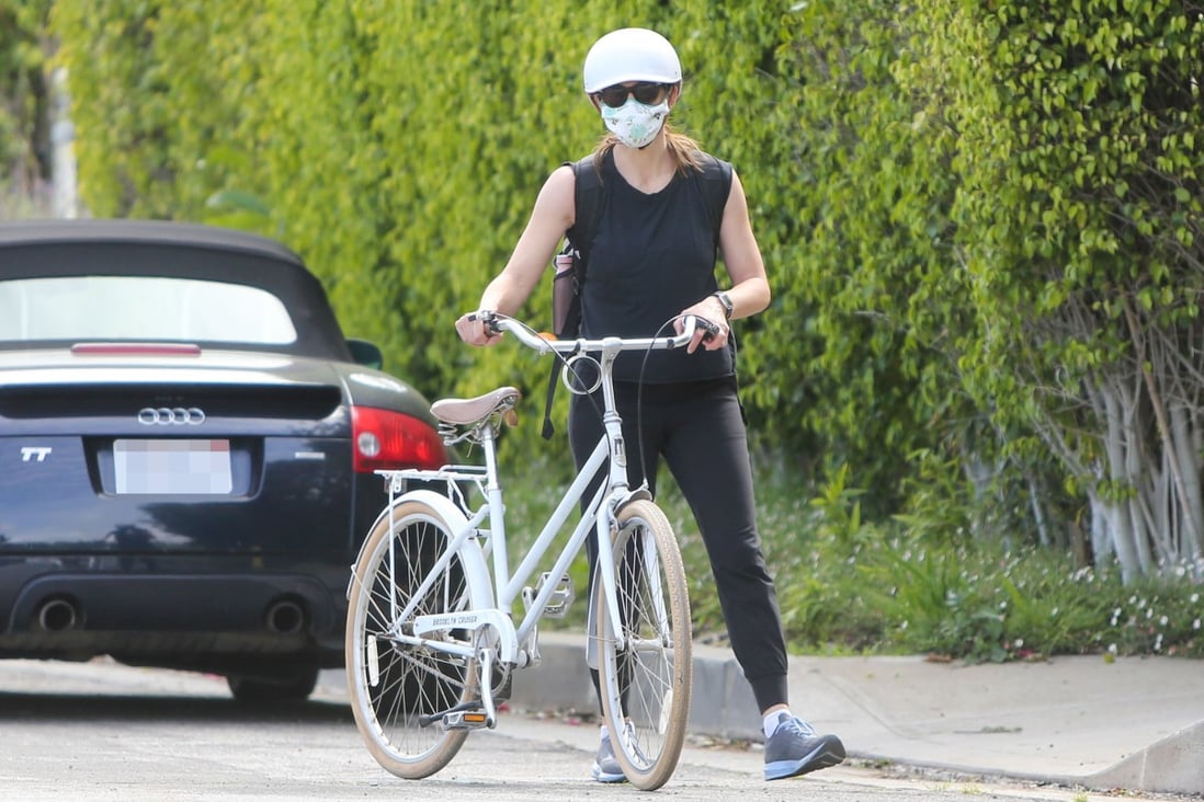 Jennifer Garner snapped walking with her bicycle wearing sunglasses, a helmet and a face mask in Los Angeles, California. The paparazzi are getting increasing desperate for pictures of celebrities in the US. Photo: GC Images