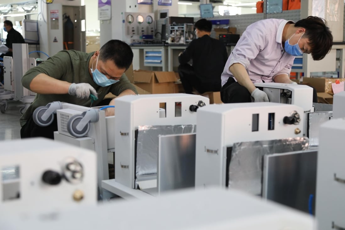 Employees assemble ventilators at a plant of Beijing Aeonmed Co, an anaesthesia and respiratory medical equipment enterprise, in Yanjiao, a town of north China's Hebei Province, March 25, 2020. Photo: Xinhua