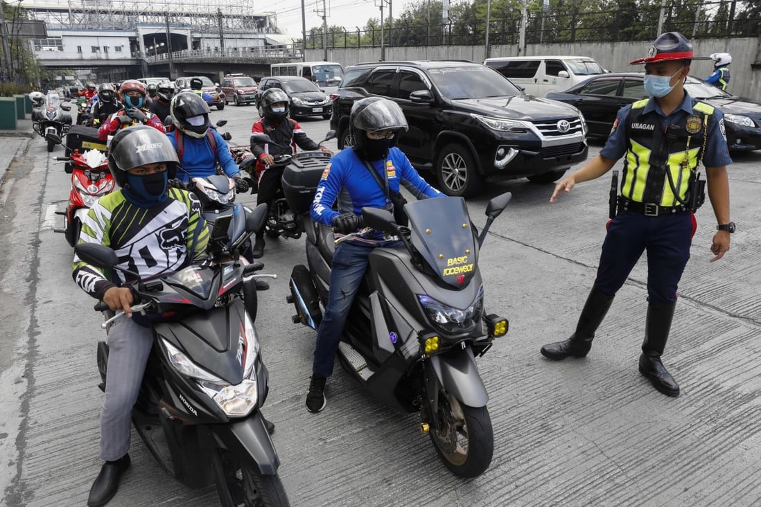 A police officer seen at a checkpoint in Metro Manila, Philippines, April 15, 2020. Photo: EPA-EFE