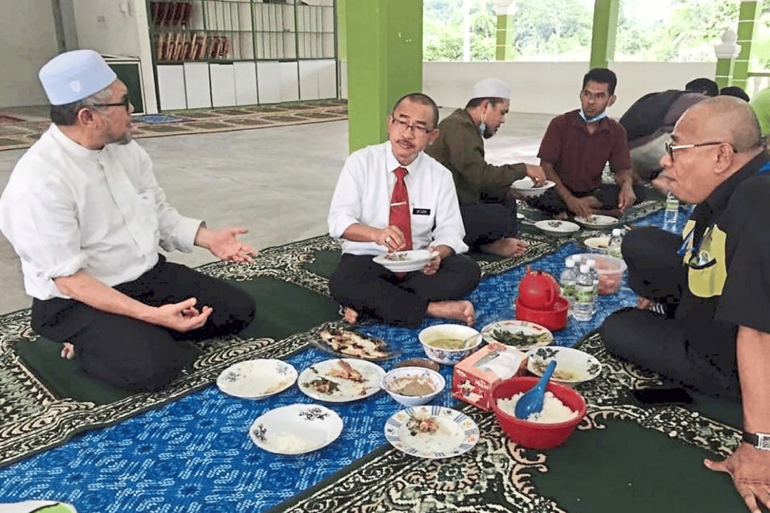 Malaysia's Deputy Health Minister Noor Azmi Ghazali was criticised after sharing on Facebook this picture of him sharing a meal with about 30 students. He has since deleted the picture. Photo: Facebook