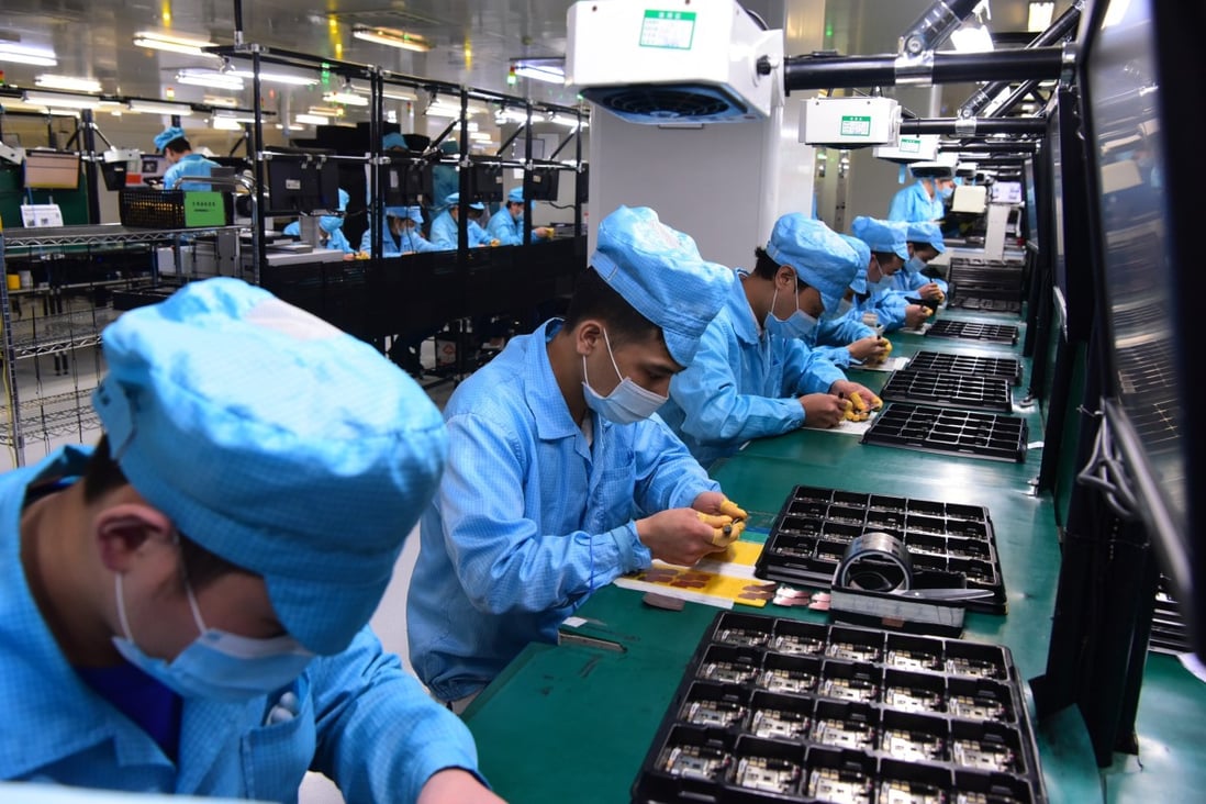 Staff work at the Oppo factory in Dongguan, Guangdong province, Feb. 13, 2020. Photo: Xinhua