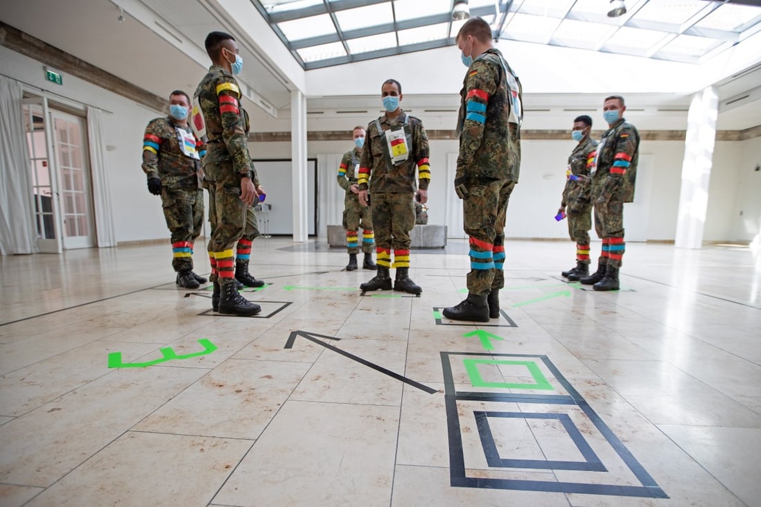 \A handout photo made available by German Armed Forces Bundeswehr shows soldiers during a test of a smart phone app using Pan-European Privacy-Preserving Proximity Tracing (PEPP-PT) at the Julius Leber Barracks in Berlin, Germany, 01 April 2020. Photo: EPA-EFE