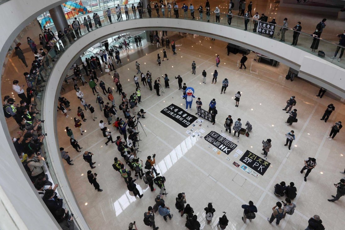 Groups of protesters spread out in the IFC Mall. Photo: Xiaomei Chen