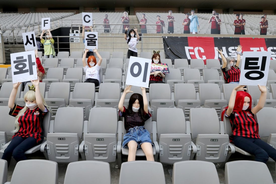 Mannequins cheer on the South Korean soccer club FC Seoul against Gwangju FC. Photo: Reuters