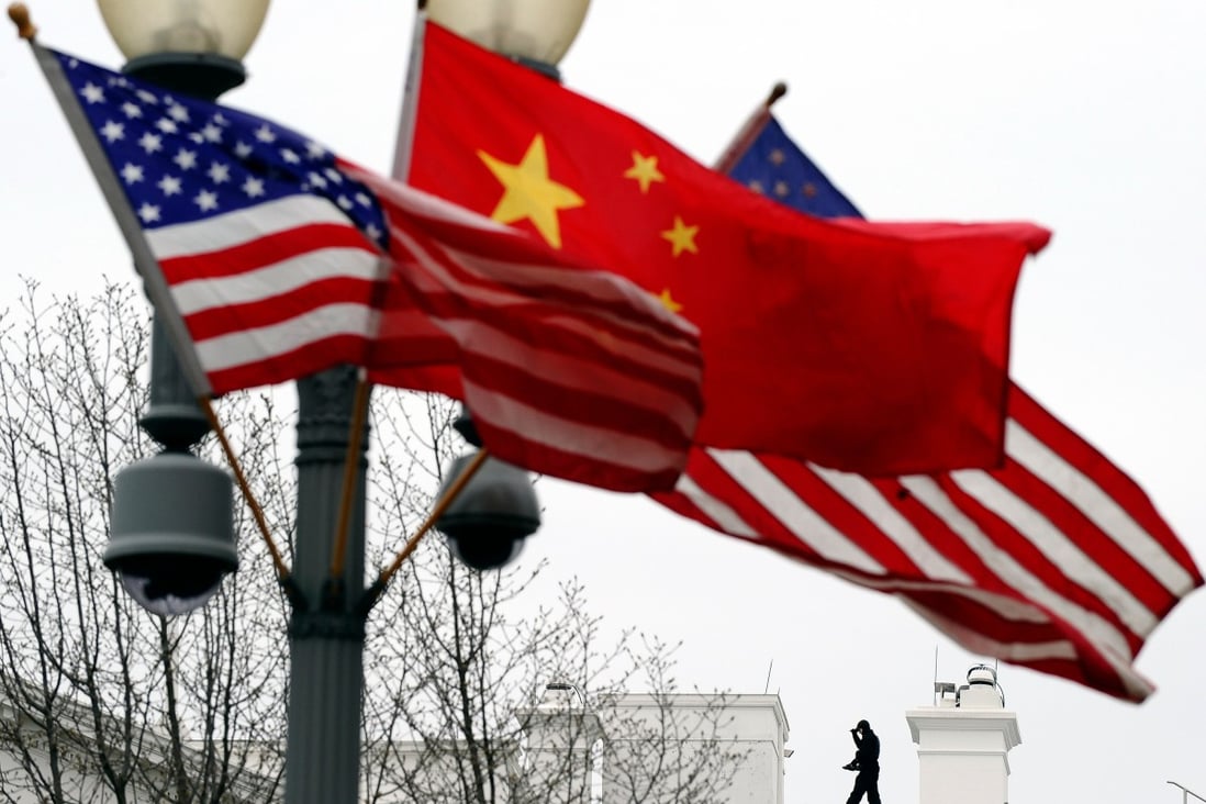 In this file photo taken on January 17, 2011 a Secret Service agent guards his post on the roof of the White House as a lamp post is adorned with Chinese and US national flags in Washington, DC. Photo: AFP