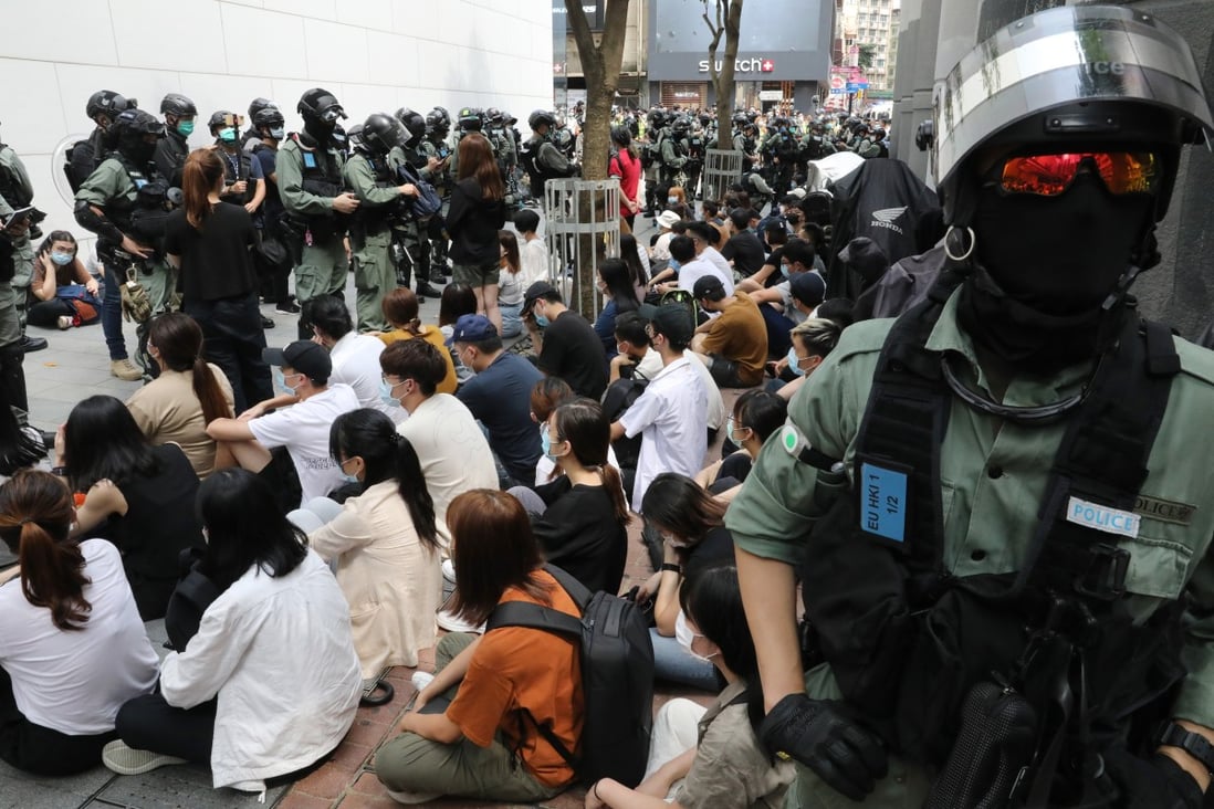 Police detain a group of anti-government protestors outside Hysan Place in Causeway Bay. Photo: Dickson Lee