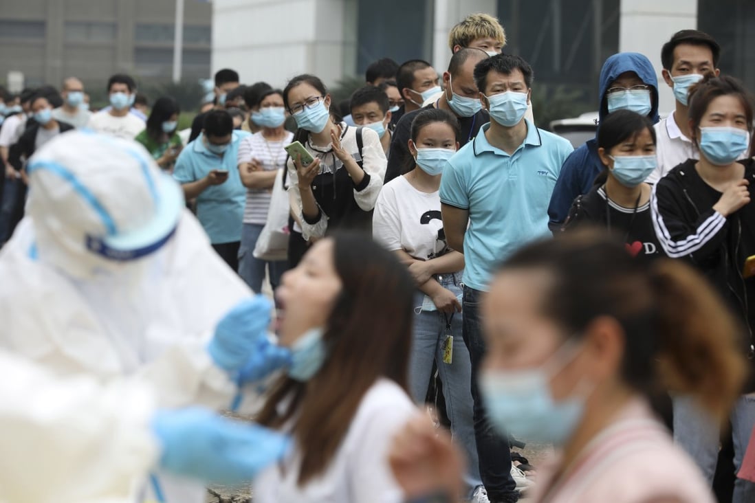Workers line up for medical workers to take swabs for the coronavirus test at a factory in Wuhan in central China's Hubei province on May 15. Photo: AP)