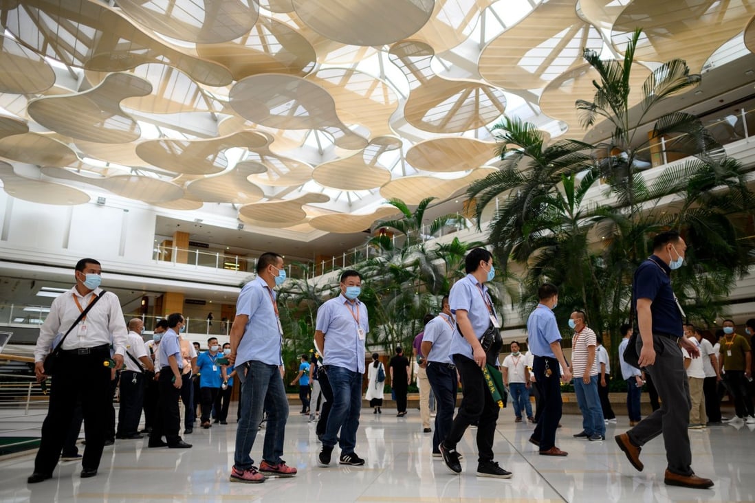 Employees of Huawei Technologies walk along the hallway of a building at the telecommunications equipment maker’s headquarters in Shenzhen on May 19. Photo: Agence France-Presse
