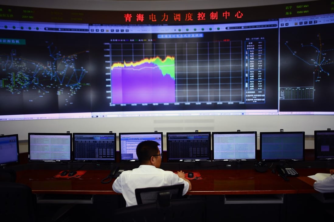 A staff member monitors new energy power supply data at the State Grid Qinghai Electric Power Company in Xining, Qinghai Province, June 20, 2018. Photo: Xinhua