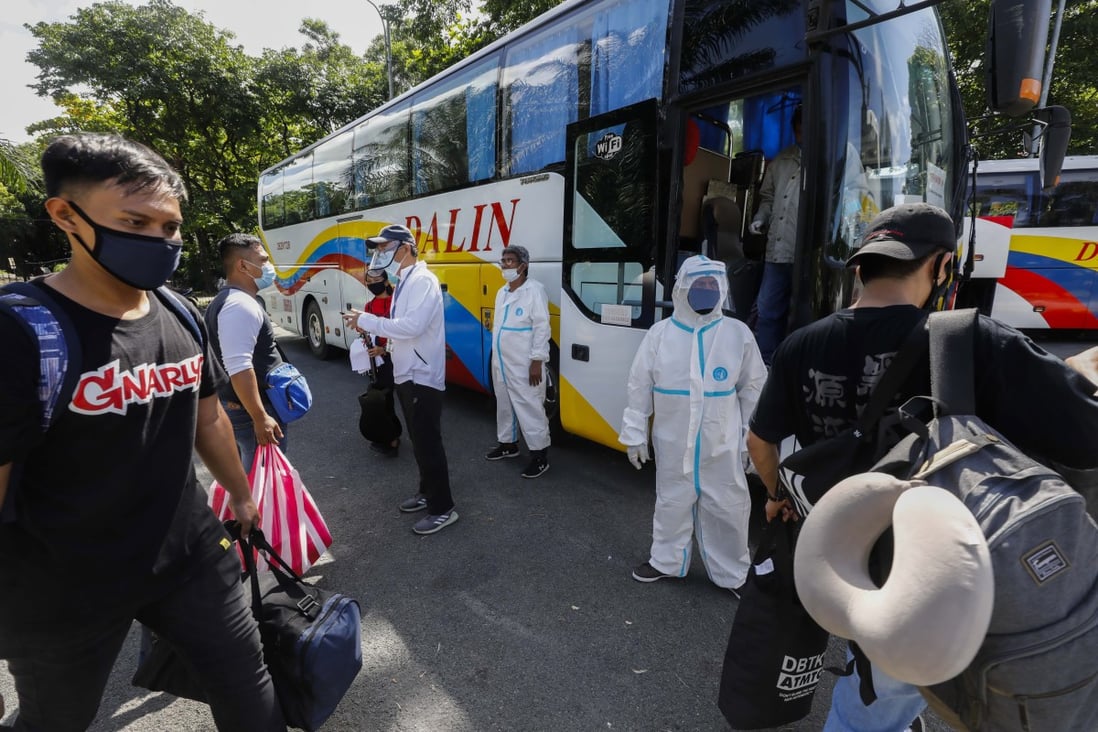 Filipinos stranded due to quarantine protocols prepare to board a bus for travel to their home province of Isabela from Quezon City, Metro Manila. Photo: EPA