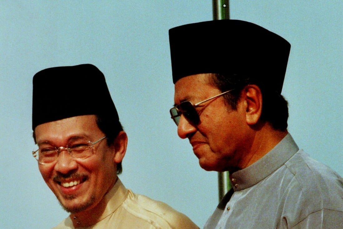 Anwar Ibrahim and Mahathir Mohamad, at the time Malaysia’s deputy prime minister and premier respectively, during a party meeting in 1998. Photo: AP