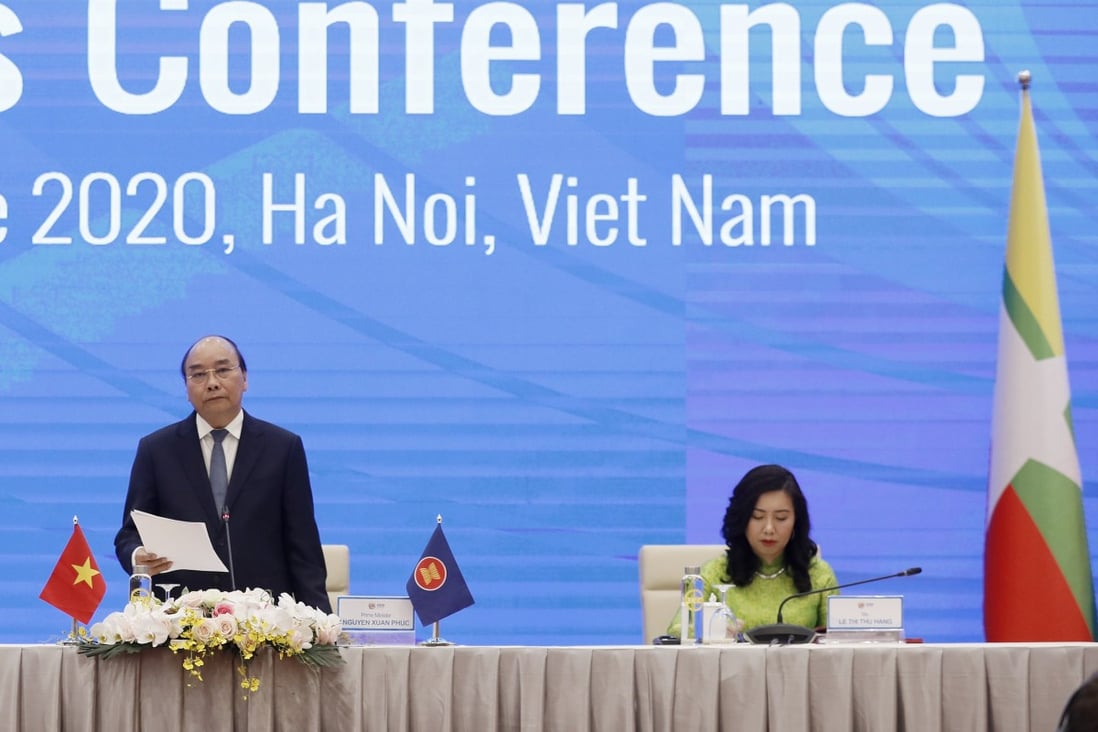 Vietnamese Prime Minister Nguyen Xuan Phuc (L) at the Asean summit in Hanoi. Photo: EPA-EFE