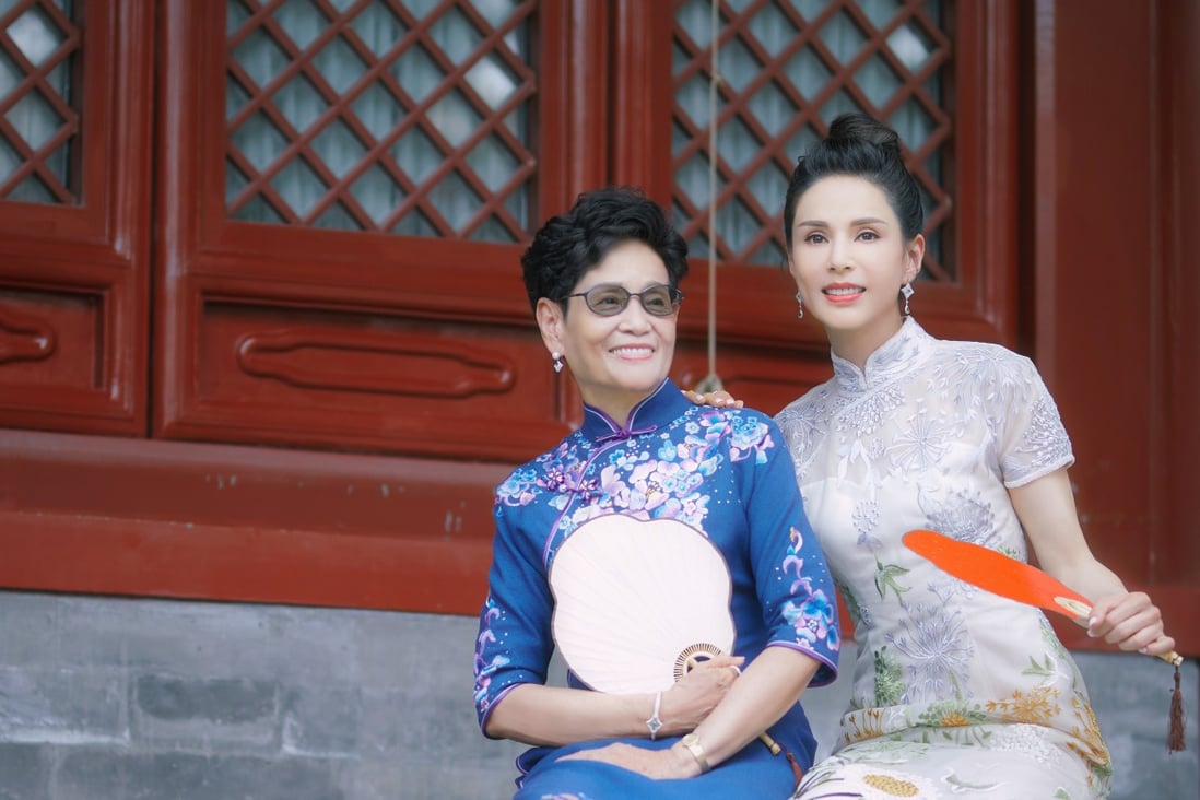 Hong Kong actress Carman Lee starred with her mother in Chinese reality TV programme Familiar Taste IV (2019), in which she showcased her cooking skills and talked about her personal struggles.