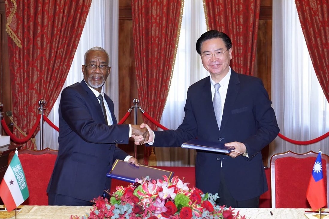 The foreign ministers of Taiwan and Somaliland, Joseph Wu and Yasin Hagi Mohamoud, signed a bilateral agreement in Taipei on February 26, 2020. Photo: Taiwan Ministry of Foreign Affairs via AP