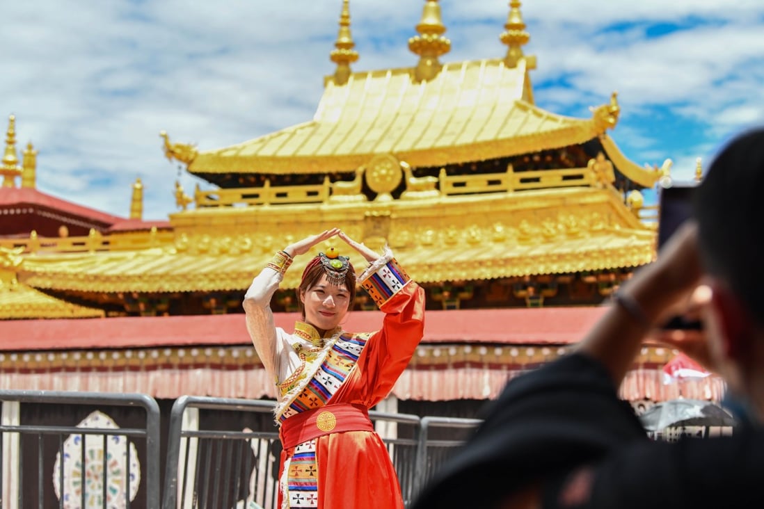 The US says it will impose visa restrictions on Chinese officials who block outsiders from visiting the Tibetan Autonomous Region and other Tibetan areas. Pictured, a visitor posing in front of the Jokhang Temple in Lhasa, capital of the autonomous region, on July 2. Photo: Xinhua