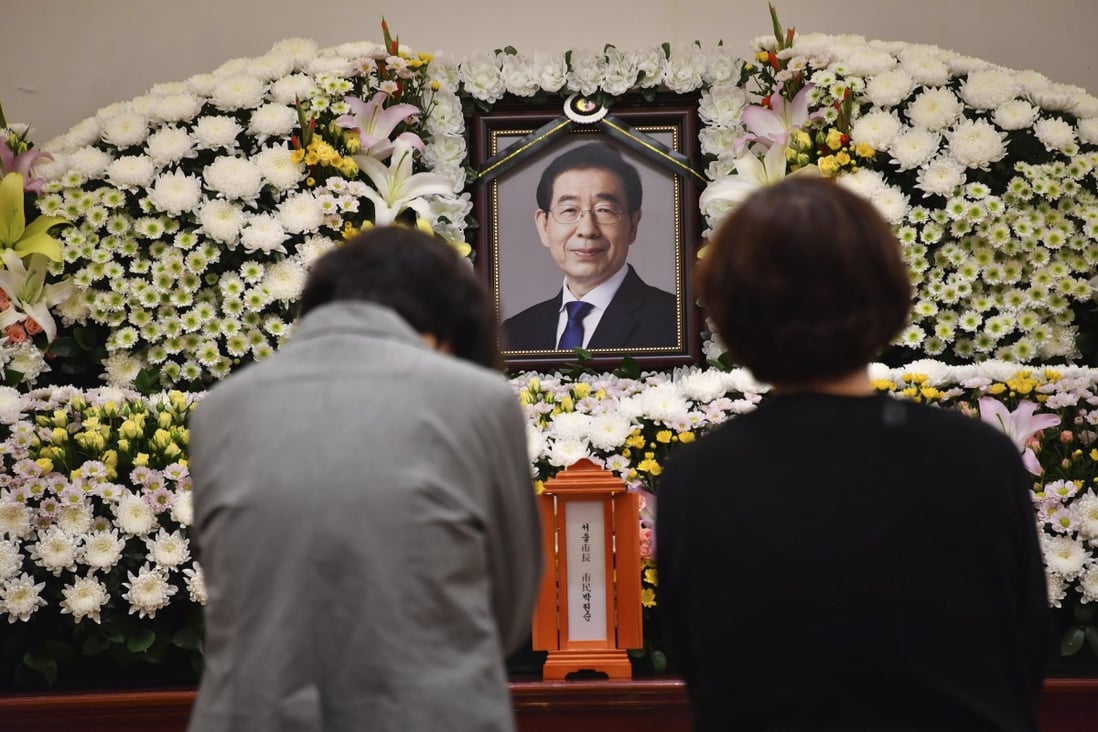 Mourners paying tribute at a memorial altar for Park Won-soon in Seoul. Photo: AP
