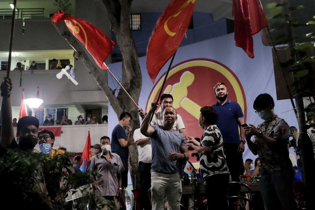 Supporters of the opposition Workers’ Party wave flags in Singapore on July 11, 2020. Photo: EPA-EFE