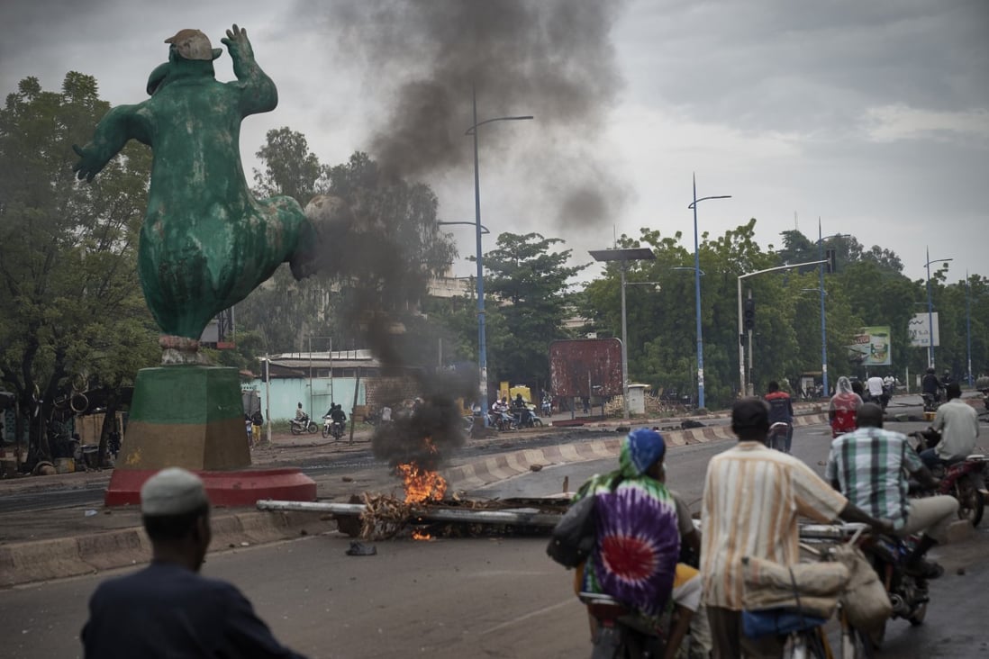 Protesters set barricades to block the circulation on the Martyrs bridge of Bamako. Photo: AFP