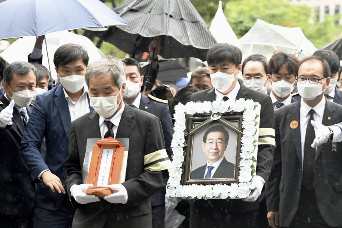 Bereaved family members of Seoul mayor Park Won-soon. Photo: Kyodo
