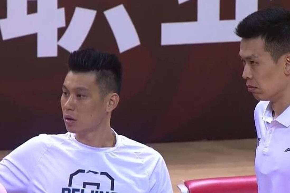 Jeremy Lin (right) watches from the bench as his Beijing Ducks teammates play the Sichuan Blue Whales in the Chinese Basketball Association. Photo: Sina Sports